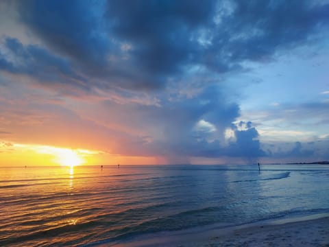 Beach nearby, sun loungers, beach towels