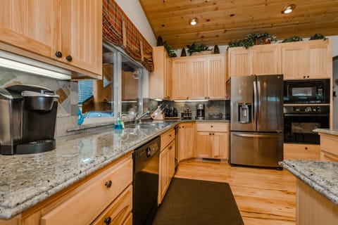 High End Kitchen Appliances & Granite Counter Tops