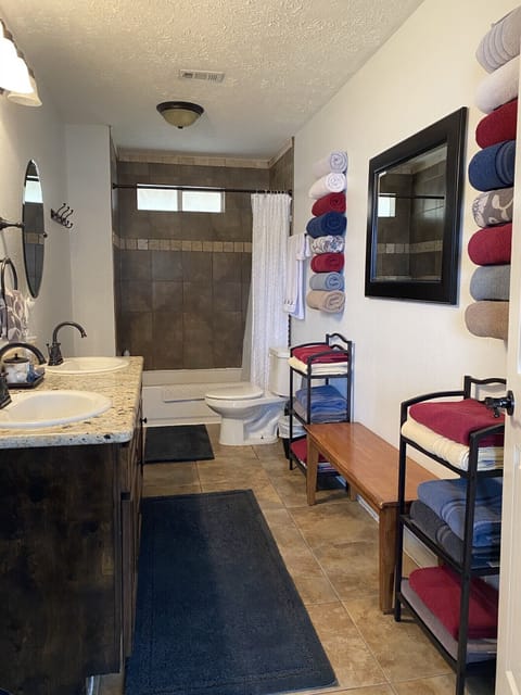 Combined shower/tub, jetted tub, hair dryer, towels