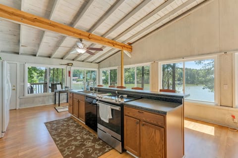 Fridge, oven, stovetop, coffee/tea maker