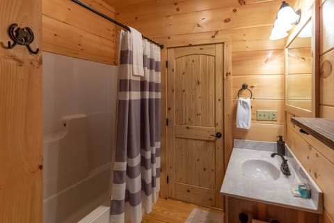 Combined shower/tub, towels