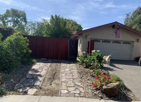 Please park on this spot next to the drive way and enter through the fence gate.