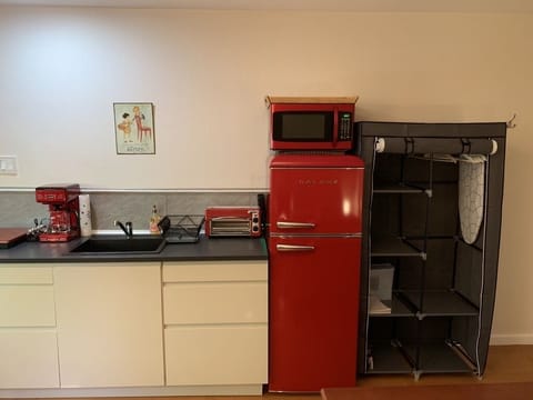 Fully equipped kitchenette