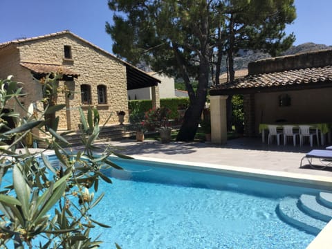 TAILLADES vacation rental, comfortable house for rent, pool for 6 people. Online reservation with Plaisirs & Maisons de Provence
