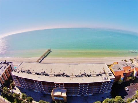 Beach nearby, sun loungers, beach towels