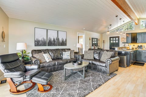 Living Room | Free WiFi | Gas Fireplace | Cable TV | Main Level