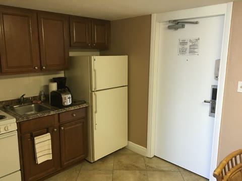 Fridge, microwave, stovetop, coffee/tea maker