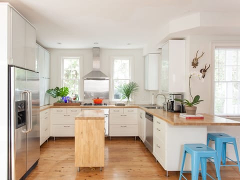 Private kitchen | Fridge, microwave, oven, stovetop