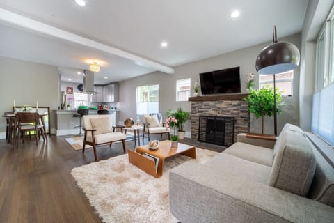 Living area | Smart TV, fireplace, Netflix, Hulu