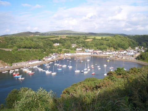 Fishing harbour 2 minutes walk from cottage