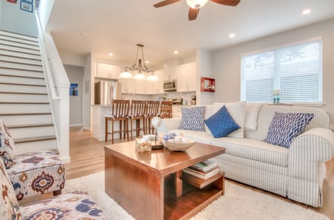 Living area | TV, fireplace, DVD player, books