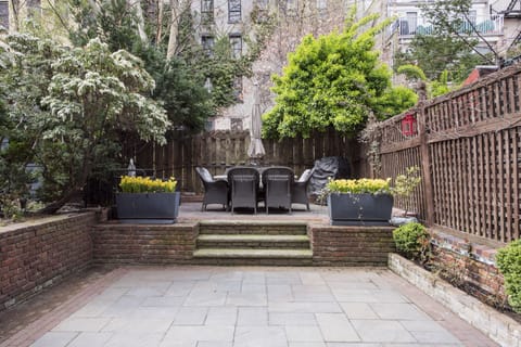 Private garden may be enjoyed during daylight hours