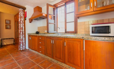 Enjoy the kitchen of this rural apartment in Mijas Pueblo