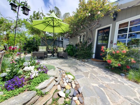 WELCOME TO YOUR NEW FAVORITE COTTAGE IN CORONA DEL MAR...