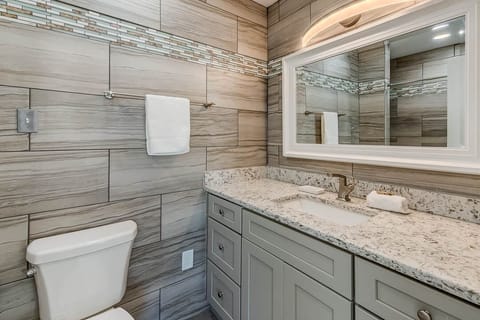 Combined shower/tub, towels