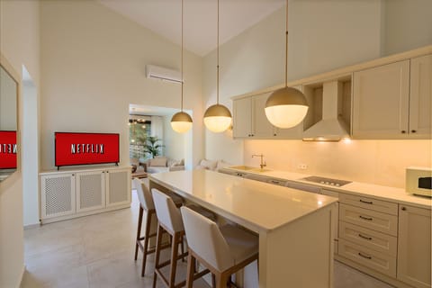 Fully equipped kitchen with breakfast counter.