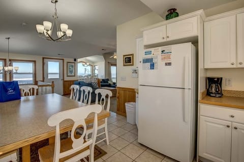 Full-size fridge, microwave, oven, stovetop