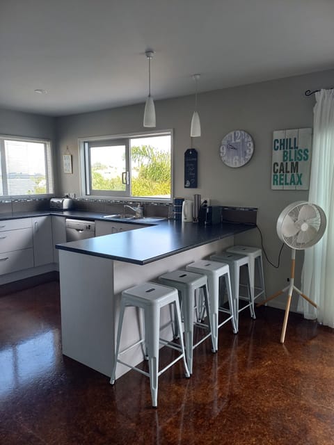 Breakfast bar with seating for 5