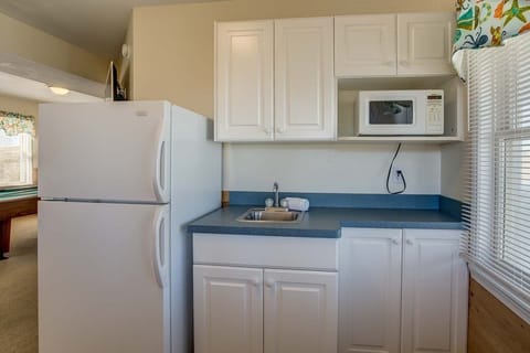 Full-size fridge, microwave, oven, stovetop