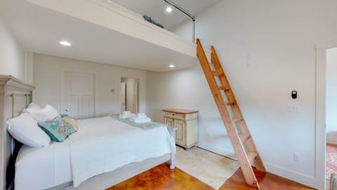 6 bedrooms, iron/ironing board, travel crib, internet