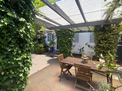 Cosy Cottage in central Paihia, off-street parking and courtyard with BBQ.