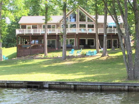 Welcome to "The Pura Vida" ....just steps from Lake Anna's waters.