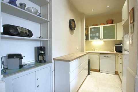 fully fitted kitchen
