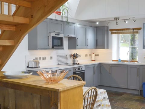 Well-equipped kitchen with dining area | The Old Dye House, Hallin