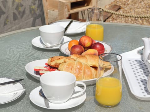 Outdoor dining area | Sonny Cottage, Garnant, near Ammanford