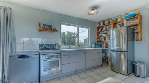 Fully equipped kitchen with d/w, fridge/freezer and plenty of glasses/crockery