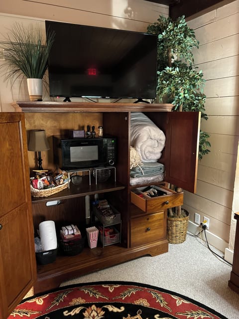 Extra blankets - dishes and silverware is in drawer