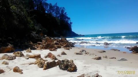 Beach nearby, sun loungers, beach towels