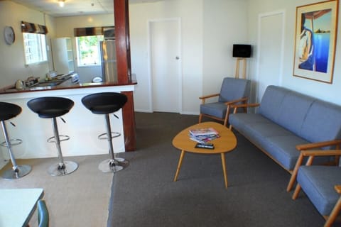 Lounge (unit 4)