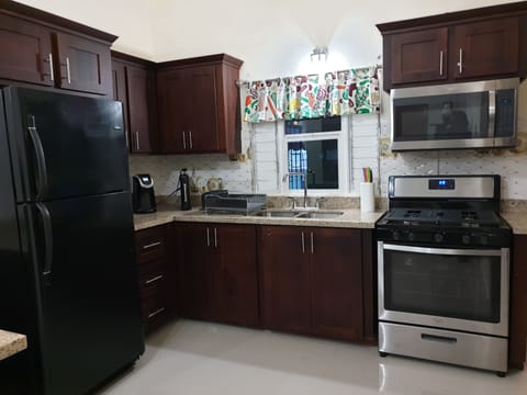 Full-size fridge, microwave, oven, stovetop