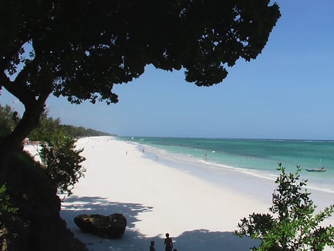 Beach nearby, sun loungers, beach towels