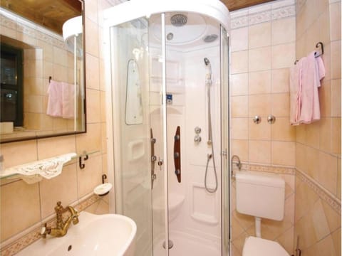Combined shower/tub, shampoo, toilet paper