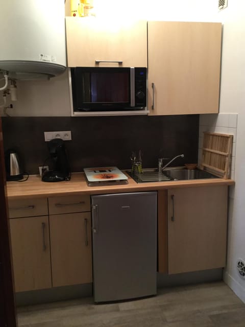 Fridge, microwave, stovetop, coffee/tea maker