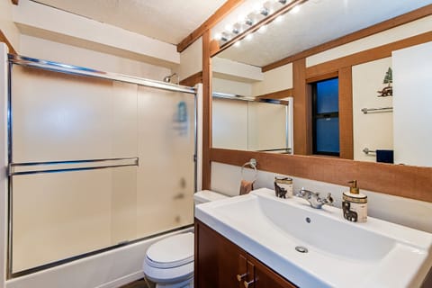 bathroom with large vanity and shower/tub
