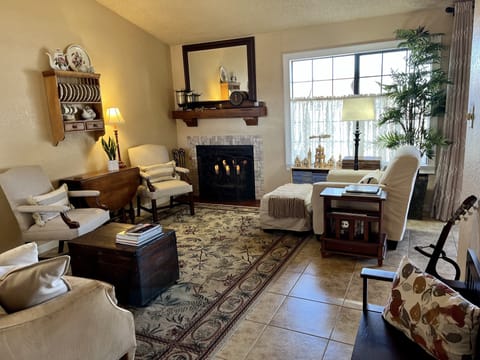 Living room | Smart TV, fireplace, video games, DVD player