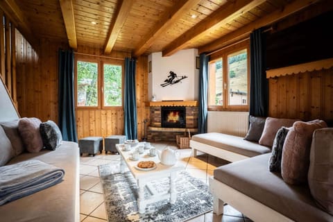 Cosy lounge with fire place in chalet Snow Paradise in le Bettaix