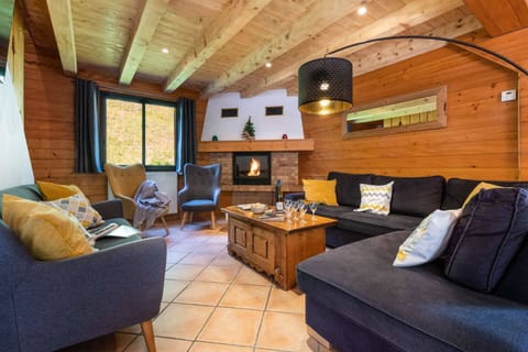 Lounge with fireplace in chalet Snow Star