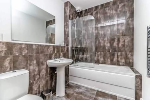 Combined shower/tub, towels