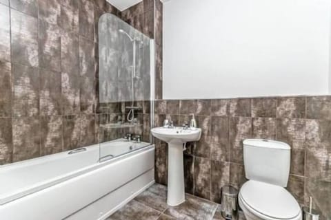 Combined shower/tub, towels