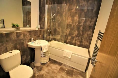 Combined shower/tub, towels