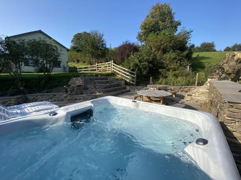 Outdoor spa tub