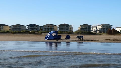 Beach nearby, sun loungers, beach towels