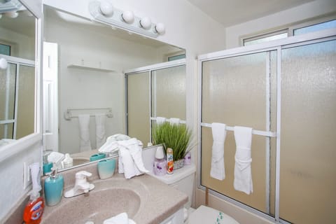 Combined shower/tub, hair dryer, towels