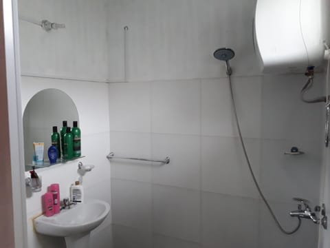 Combined shower/tub, hair dryer, towels, soap