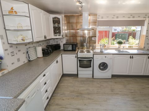 Fridge, oven, dishwasher, cookware/dishes/utensils