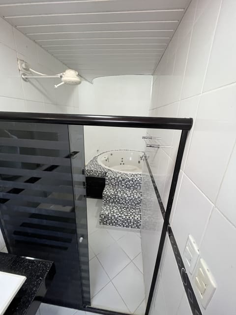 Shower, jetted tub, towels